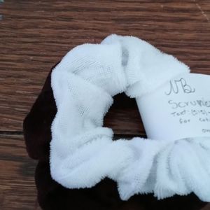 2 Scrunchies
